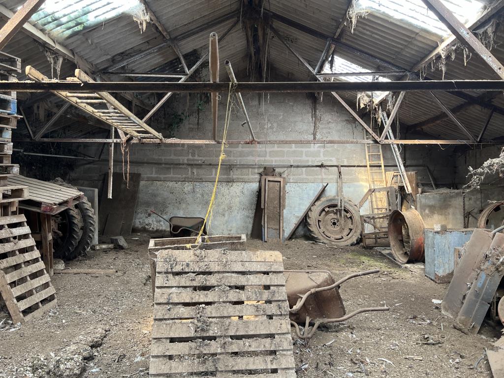 Lot: 36 - FREEHOLD RURAL BARN WITH CONSENT FOR CONVERSION ON A PLOT OF 1.27 ACRES - An internal view of one of the barns